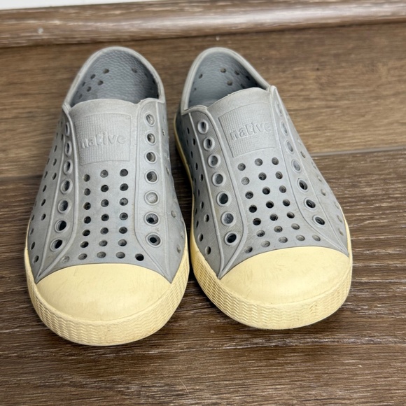 Native Jefferson Youth Unisex Slip-On Shoes Gray/Off White Size 8 Toddler Summer - Picture 2 of 10